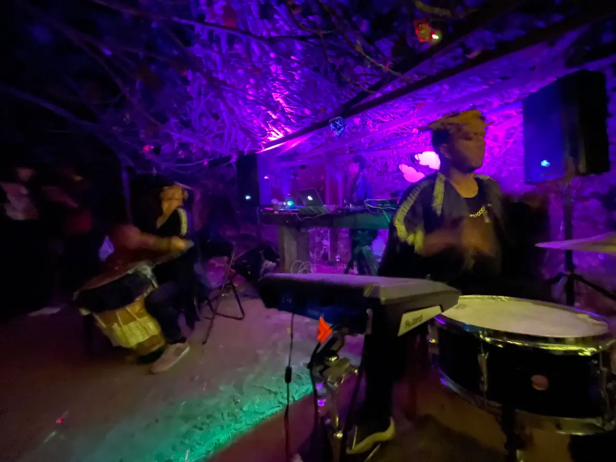 Percusionistas actuando durante una noche en Vibrabuena.